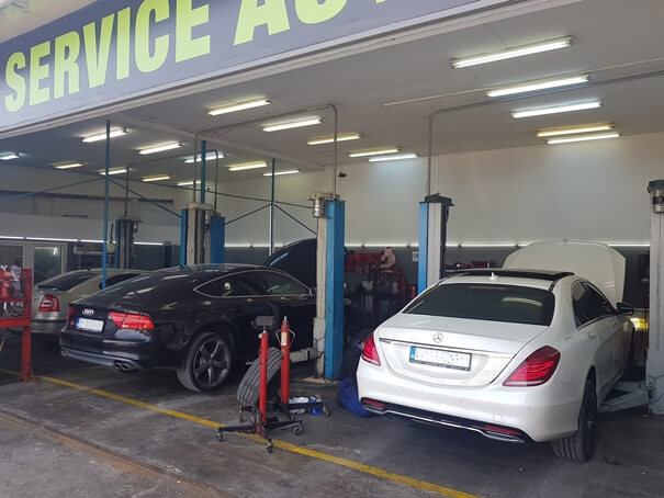 Atelierul Service Auto Vitan, cu mașini pe rampe și firma SERVICE AUTO deasupra